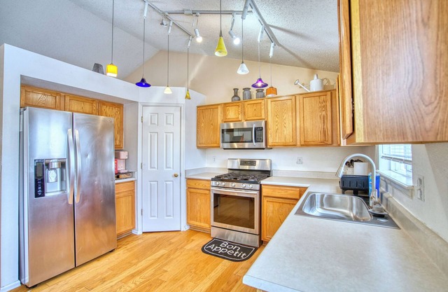 Charming 3-bedroom house in delightful Longmont with WiFi, AC