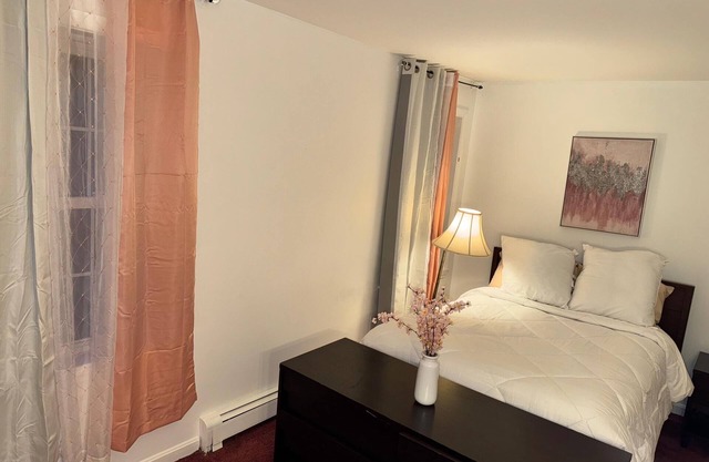 Charming 3-bedroom house in peaceful Rockland with AC