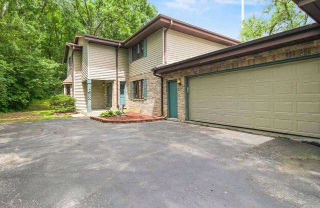 Charming 3 bedrooms house in delightful Waukesha with WiFi, AC