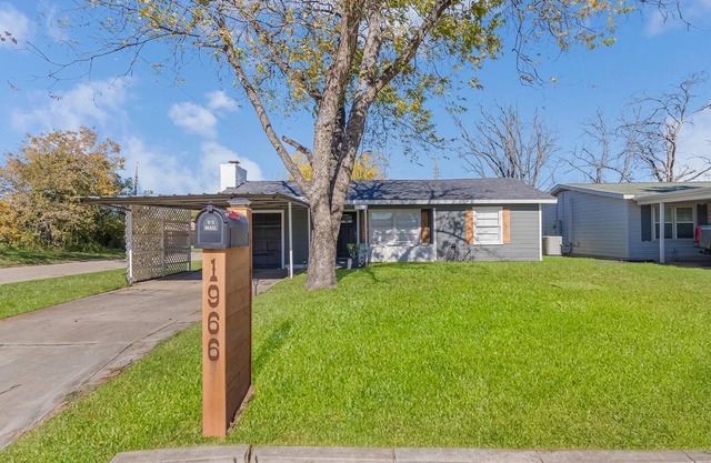 Charming 3-bedroom house in welcoming Abilene, Pet/family friendly.