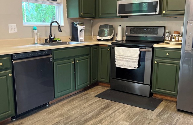 Charming 3-bedroom house w/ deck in awesome Elsmere