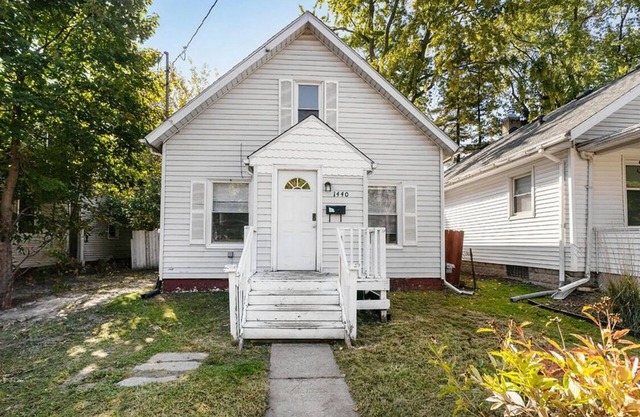 Charming 3-bedroom house with AC, WiFi in wonderful Lansing