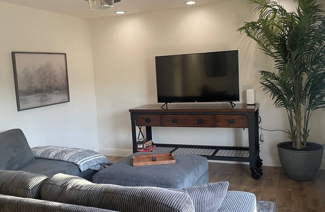 Charming 3-bedroom house with WiFi, AC in Modesto