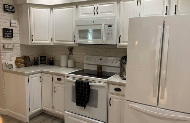 Charming 3-bedroom house with AC and WiFi in delightful Oshkosh.
