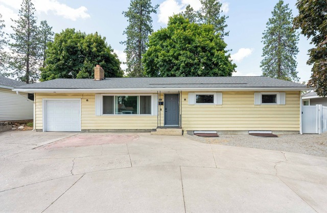 Charming 3-bedroom house in terrific Spokane with WiFi, AC and a large back yard