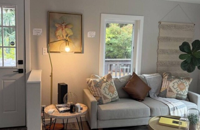 Charming 3-bedroom house in beautiful south Seattle Neighborhood