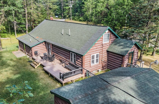 Charming 3-bedroom house in wonderful Mio with WiFi, AC.