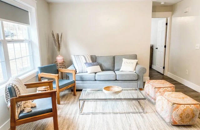 Charming 3-bedroom house on a serene creek in delightful Canton