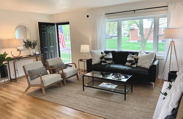 Charming 3-bedroom house with fenced yard in a quiet neighborhood Dog Friendly