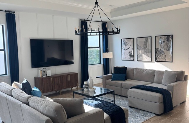 Charming 3-bedroom house with pool, spa, & outdoor kitchen