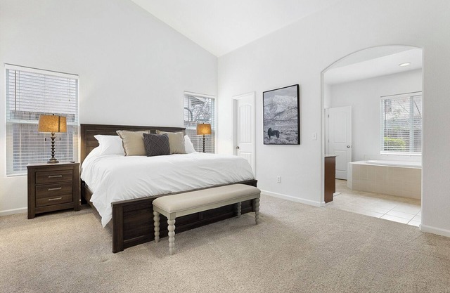 Charming 3-bedroom house in lovely Fresno with WiFi, AC