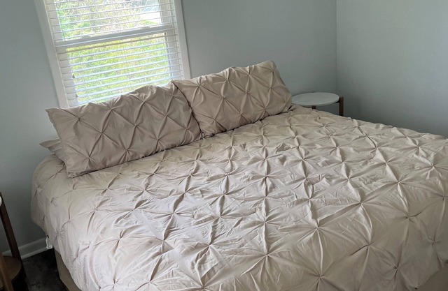 Charming 3-bedroom house in delightful Monroe with WiFi, AC.