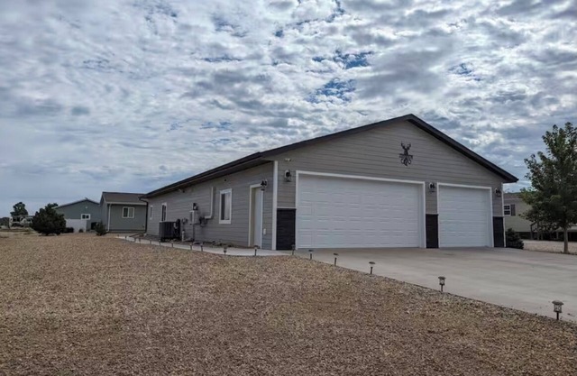 Charming 3-bedroom house with WiFi, AC minutes from Lake Oahe/ 3 stall garage