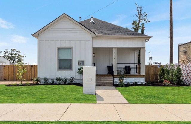 Charming 3-bedroom house 10-min walk from Downtown Rogers. Perfect for holidays!