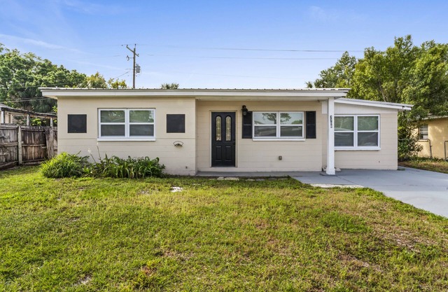 Charming 3-bedroom house with WiFi and AC in Tampa