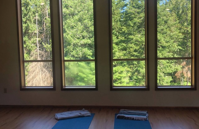 Charming 3-bedroom house with WiFi, AC in peaceful Elk