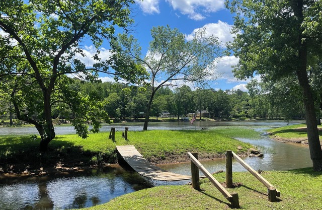 Charming 3-bedroom on the Flint River with Island