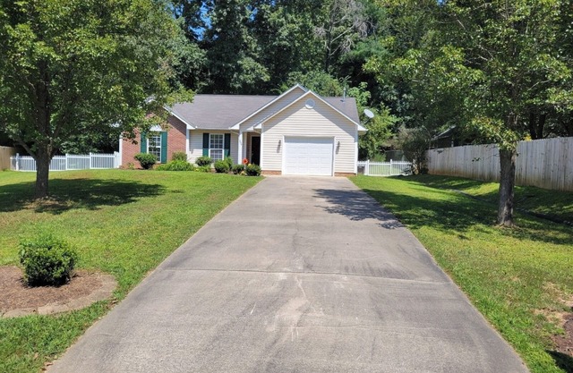 Charming 3 bedroom pet friendly home!