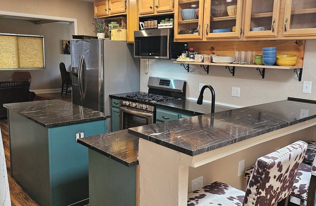 Charming 3-bedroom, pet-friendly home with AC, one mile from downtown Courthouse