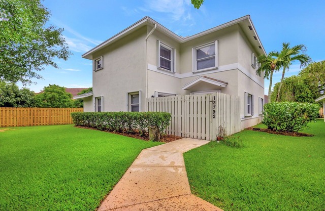 Charming 3-bedroom rental less than 2 miles to Wellington Equestrian Festival