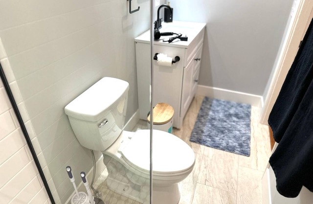 Charming 3-bedroom townhome with AC and WiFi in Framingham