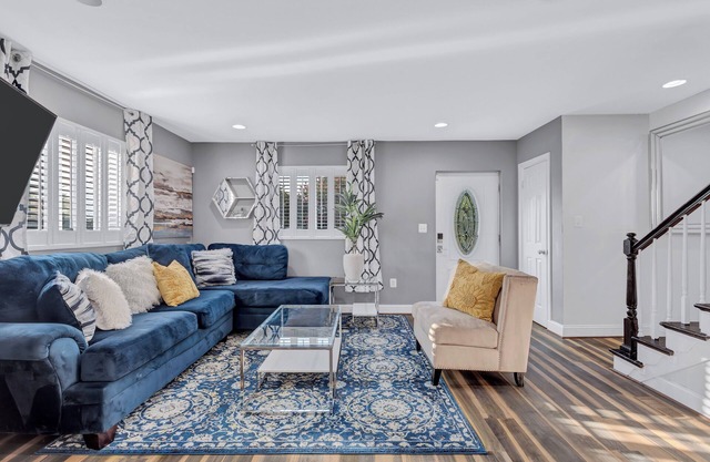 Charming 3-bedroom townhome w/ free parking in Washington/ Oasis outdoor fam-fri