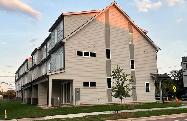Charming 3-bedroom townhome with WiFi, AC in gorgeous Charlotte