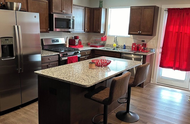 Charming 3-bedroom townhome with WiFi, AC in nice Anderson neighborhood.