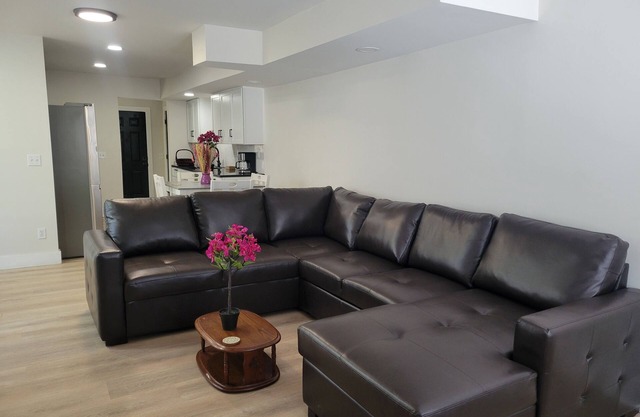 Charming 3-bedroom townhome with WiFi and AC in Lansing
