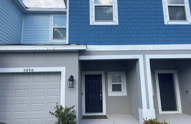 Charming 3-bedroom townhome with easy access to beach, shops, and restaurants.
