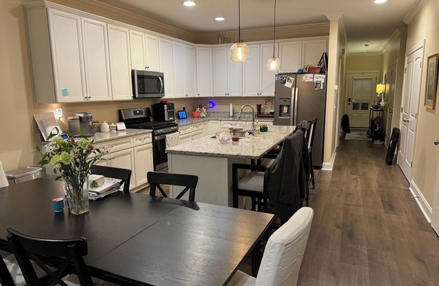 Charming 3-bedroom townhome with WiFi and AC in Auburn