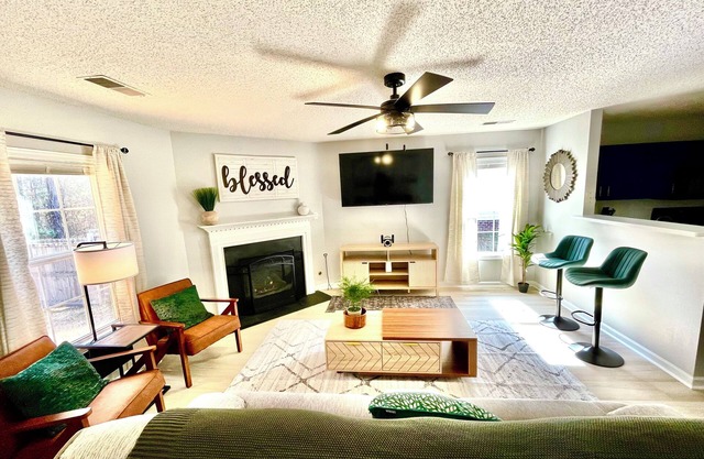 Charming 3-bedroom. Trail & Lake Access. Minutes from Ft. Jackson and Downtown.