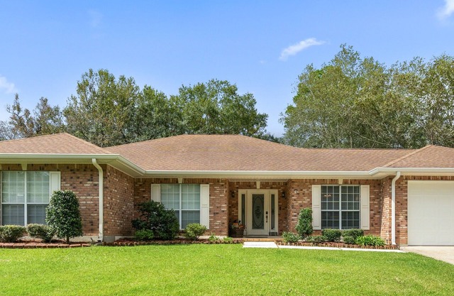 Charming 3-bedroom and 2 full bath house near golf course in Diamondhead