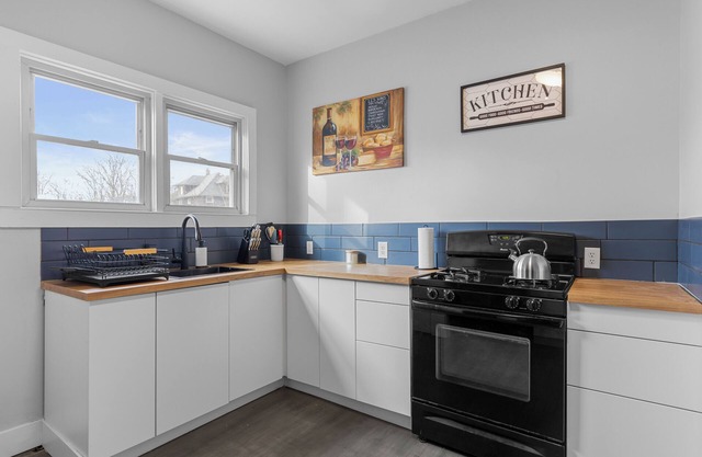 Charming 3-bedroom house in Grand Rapids with fitness room, AC, WiFi