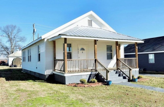 Charming 3-bedroom lake cottage, sleeps 4-7, in the fishing capital of the south