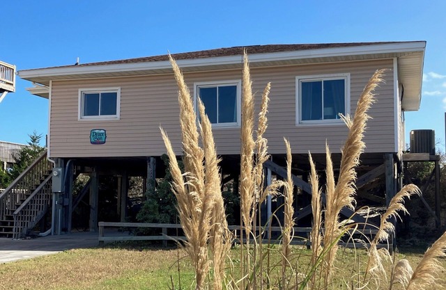 Charming 3-bedroom Oceanfront cottage with WiFi and AC in Topsail Beach