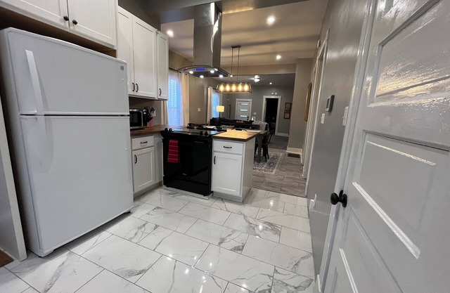 Charming 3-bedroom house with WiFi, AC in lovely Indianapolis