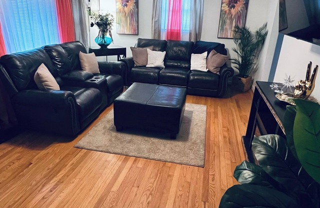 Charming 3-bedroom house in beautiful Jacksonville With WiFI & workspace.
