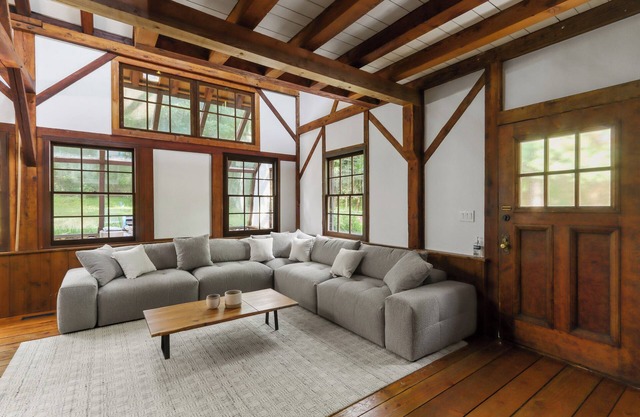 Charming 3-bedroom house in lovely Lake Geneva with AC, WiFi, pond, fire pit
