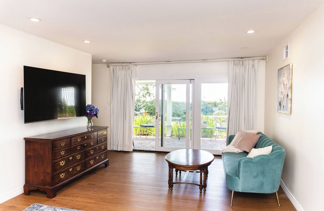 Charming 3 bedroom luxury cottage in Los Angeles hills WiFi, AC Family Friendly