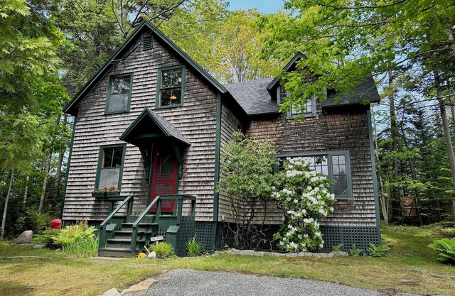 Charming 3-bedroom cottage in serene Mount Desert near Acadia National Park