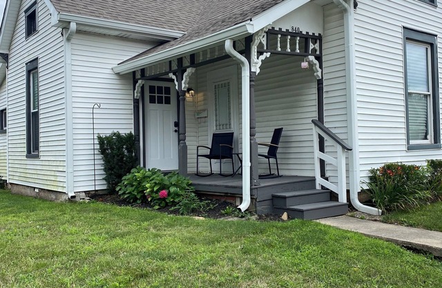 Charming 3-bedroom house with WiFi, Smart TVS and AC in lovely Noblesville