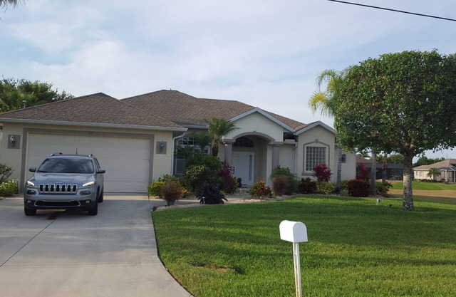 Charming 3-bedroom bungalow in delightful Rotonda - WiFi, AC, pool, canal view