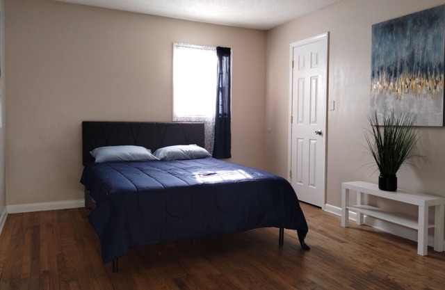 Charming 3-bedroom house in pleasant Spartanburg with AC, WiFi.