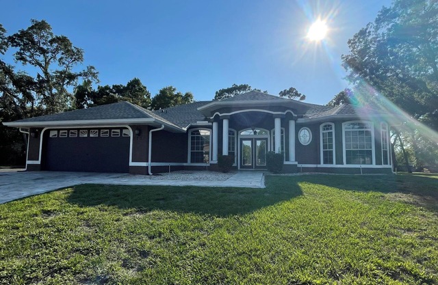 Charming 3-bedroom spacious house with cozy feel in Spring Hill