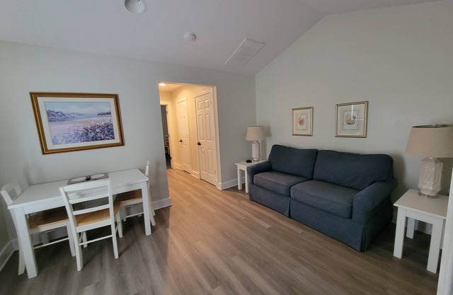 Charming 3-bedroom cottage in pleasant Williamsburg with WiFi, fitness room