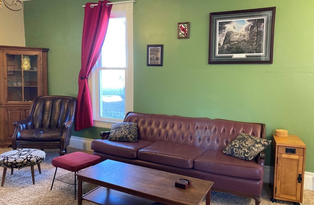 Charming 3-bedroom Victorian house with AC and WiFi in Vermillion