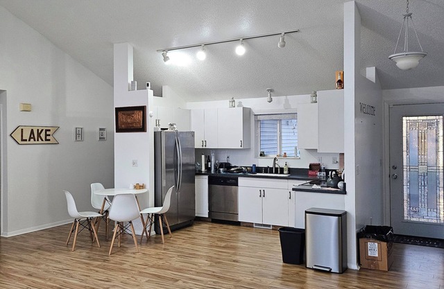 Charming 3-bedroom waterfront / WiFi & AC in lovely Fraser Township/Bay area
