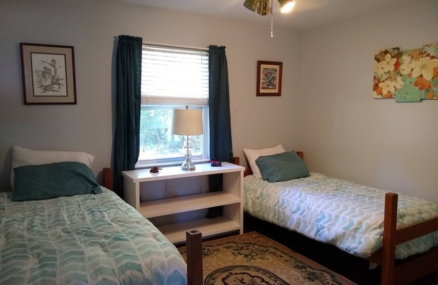 Charming 3 BR/ 2 BA 1.5 miles to Downtown Fairhope!