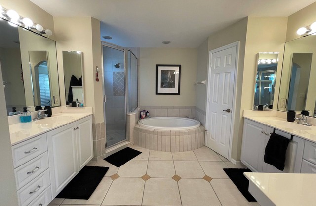Charming 3-br cottage with WiFi, AC in beautiful Bonita Springs. Very private
